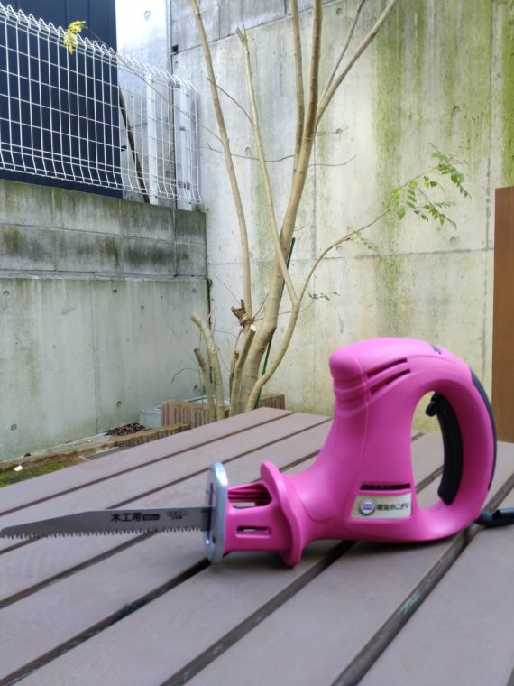 女性も粗大ゴミを簡単に切断可能 コンパクトな電気のこぎり 主婦モニターの品評会 気になる商品をお試し 主婦モニターの品評会 連載 コラム くらしメイド ｄｃｍ
