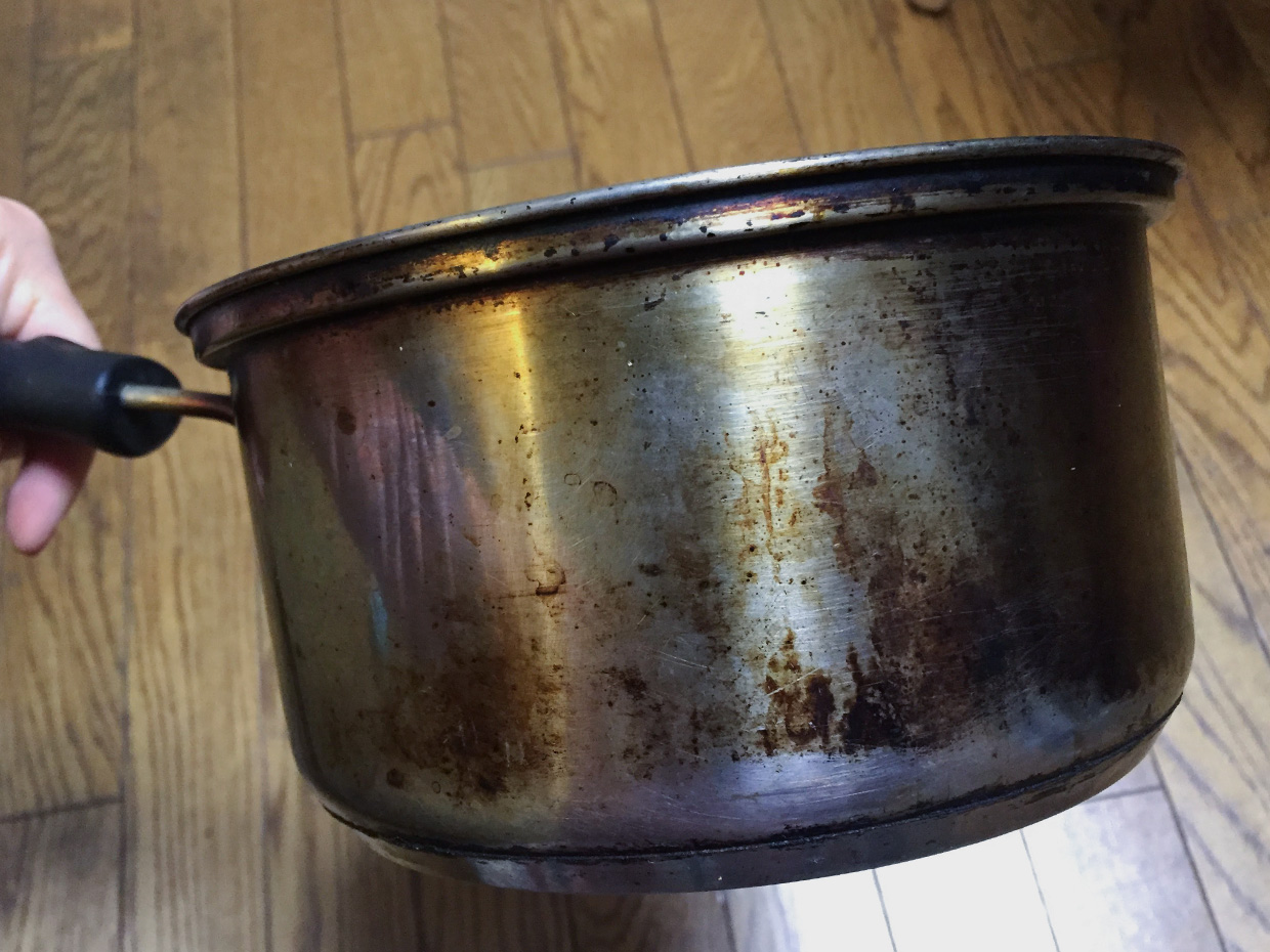 重曹でもオキシクリーンでも落ちない頑固な焦げに 最終兵器は さびとりつや之助 スポンジヤスリ ホームセンター女子のくらしメモ コラムカテゴリー 掃除 コラム くらしメイド ｄｃｍ