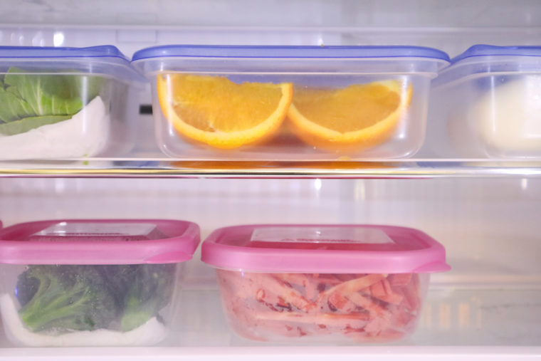 色認識は得意なので、中の見える透明な容器に移し替えを。