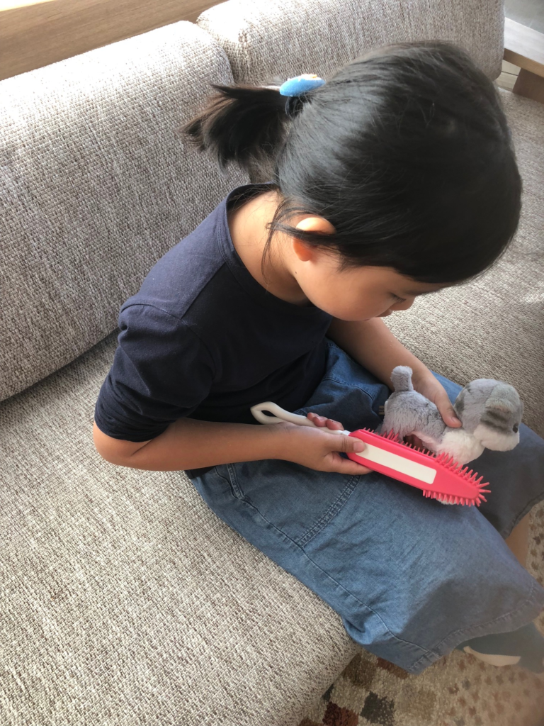 カーペットに絡みついた、犬の毛やホコリをしっかりかき出す!おそうじブラシ | 連載 | コラム くらしメイド | DCM カーペットに入り込んだペットの毛をかき出すホーキ濡れた床でも使用可能!3枚の独自ブレードが部屋中に散ったペットの毛を掃きとります。 FurBroom ファーブルーム OPPO オッポ ペット用 ほうき(ACTW)