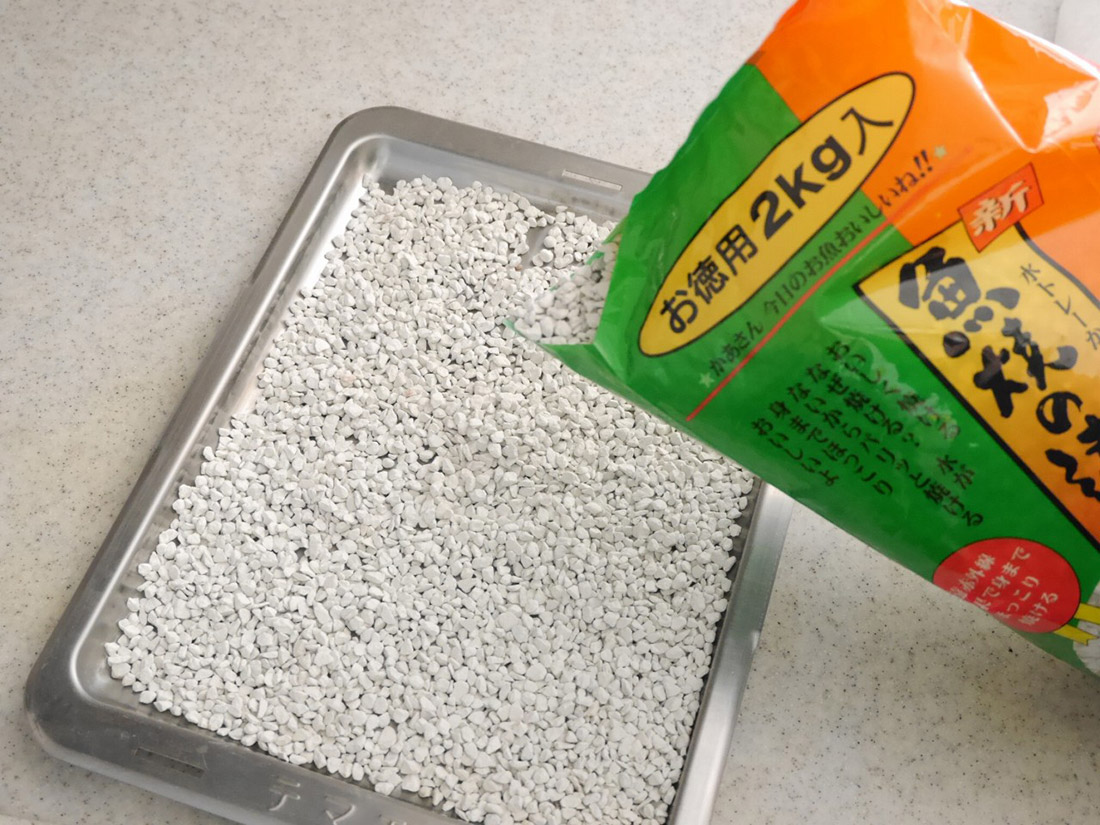 グリルの受け皿に「魚焼の達人」をザラザラーッと。