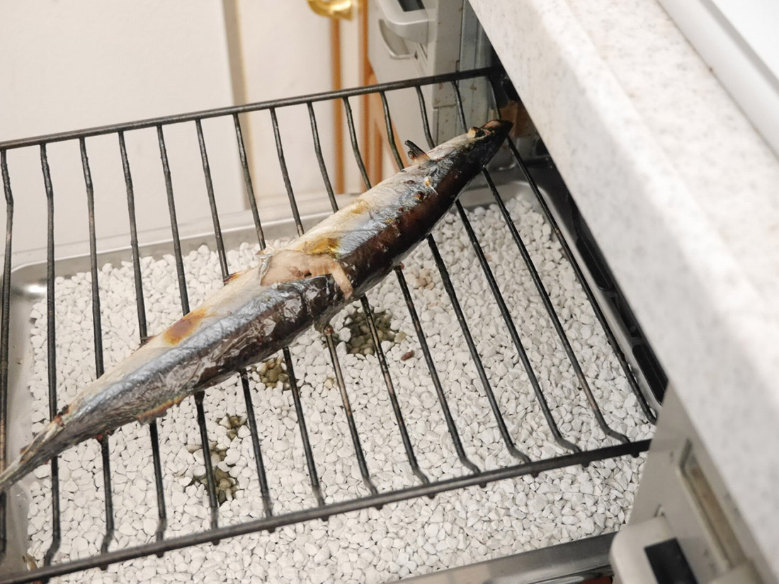 グリルに戻し、さんまを焼いてみます。