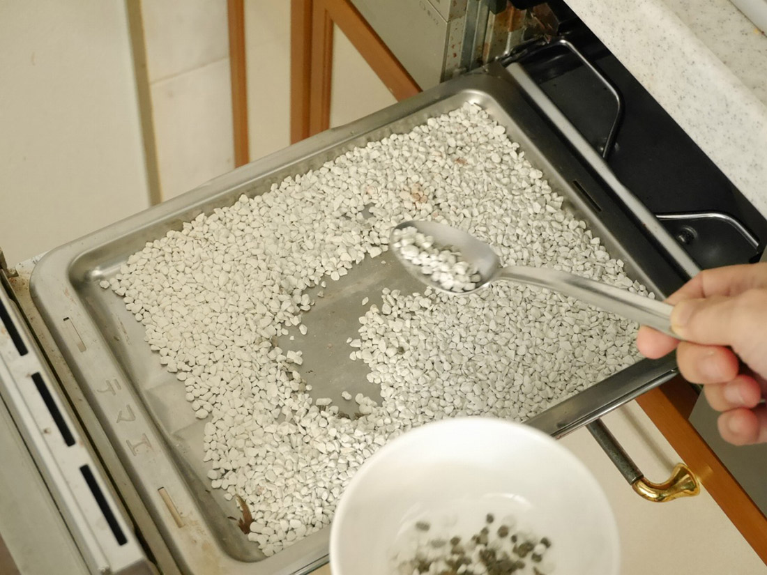 黒い部分をスプーンで除去