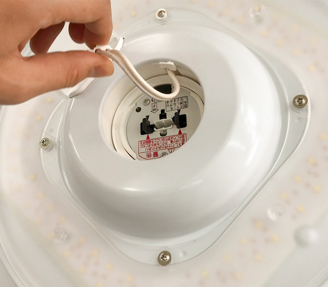 シーリングライトに接続されているコネクタを取り外す