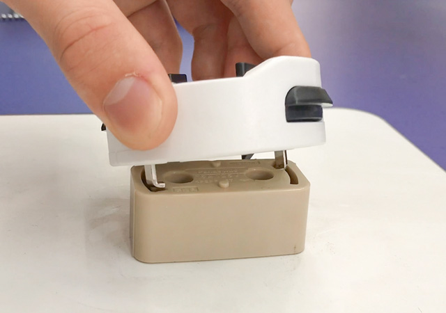 アダプターを引掛シーリングに差し込む