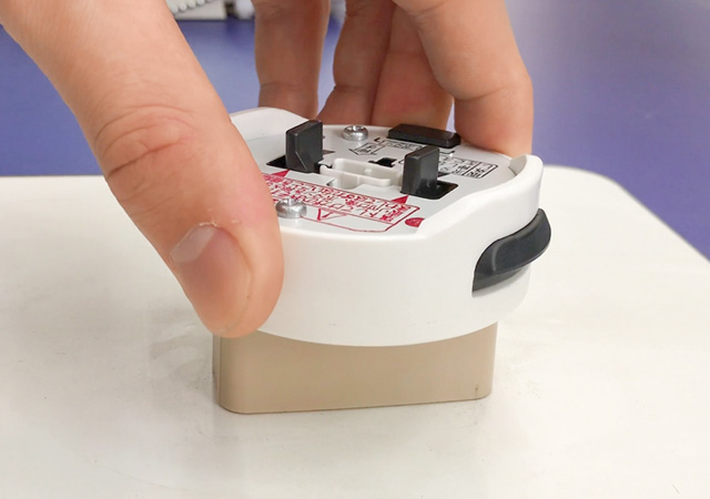 アダプターを引掛シーリングに差し込む