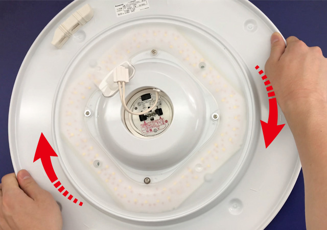 シーリングライト本体を「カチッ」と音がするまで押し上げる