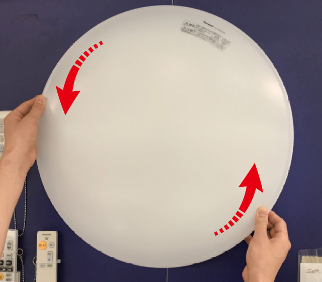 カバーを水平に回して取り付ける