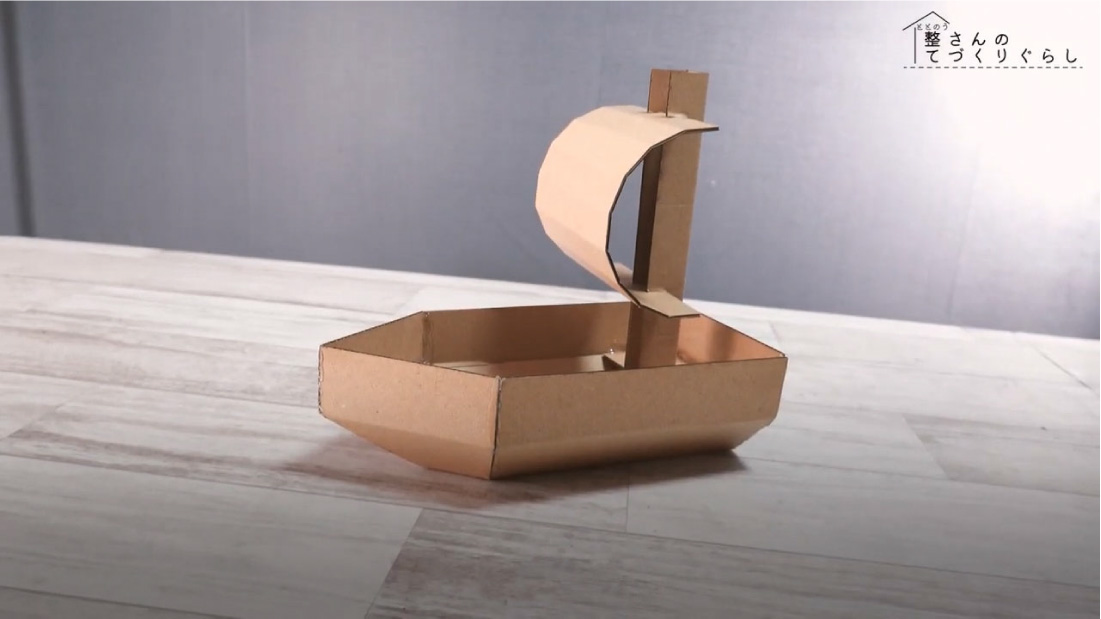 ダンボールで水に浮かぶ船