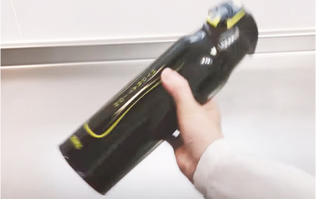 フタを閉め水筒をよく振ります