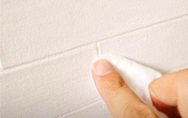 はがれた壁紙や壁部分の汚れを軽く拭く