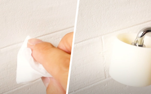 ローラーでクロスをきれいに伸ばす