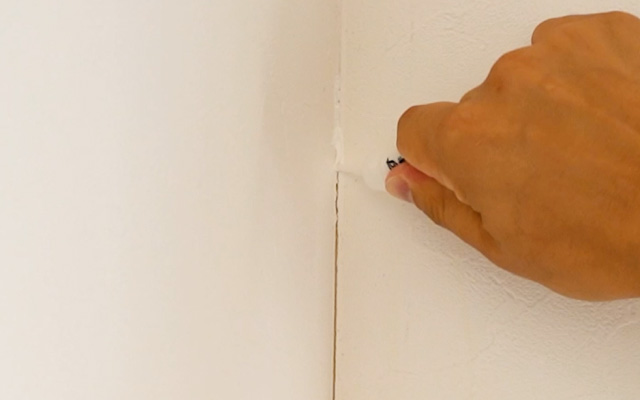 壁紙のすき間を補修