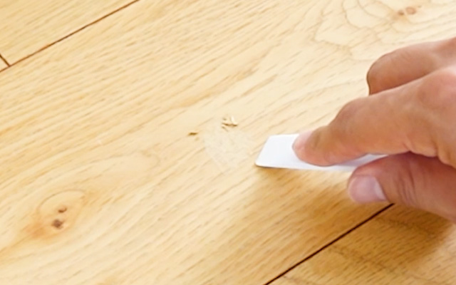 ヘラで余計な部分除く