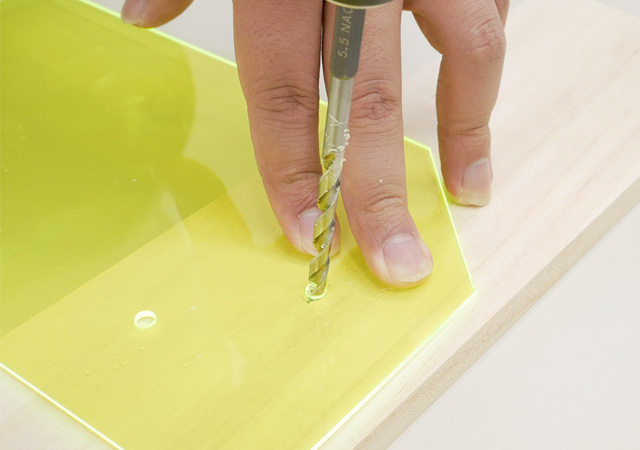 アクリル板に穴をあける