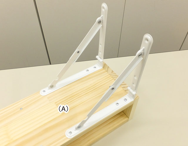 棚受け金具を取り付ける