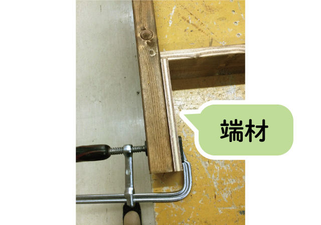 クランプで固定し棚板を取り付ける