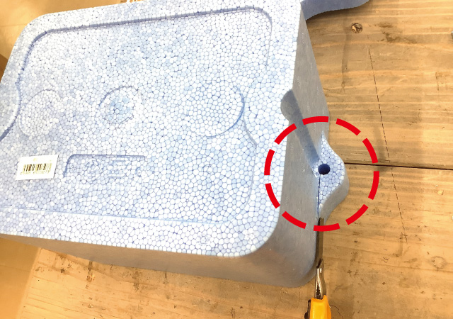 発泡クーラーをカッターでカットする