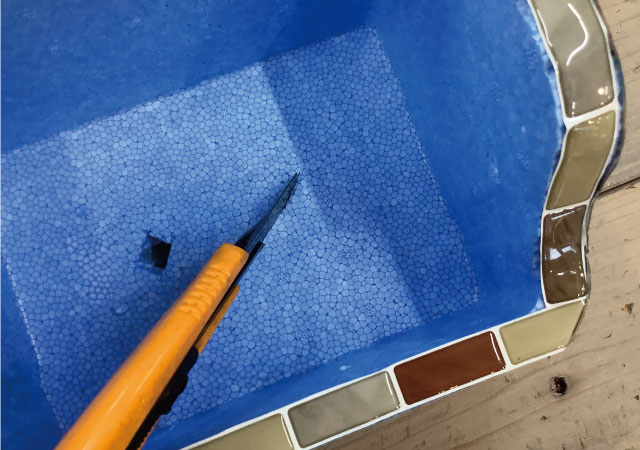 カッターで穴をあける、水抜き用穴