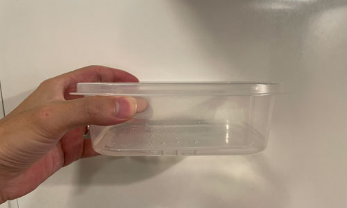 水と塩を入れる