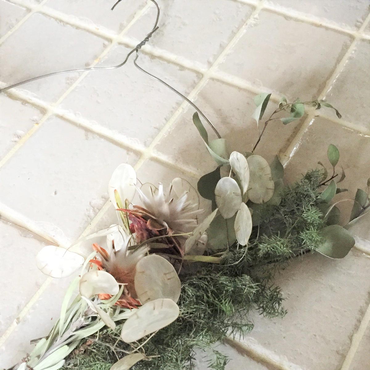 お好きなドライフラワーを束ねていく