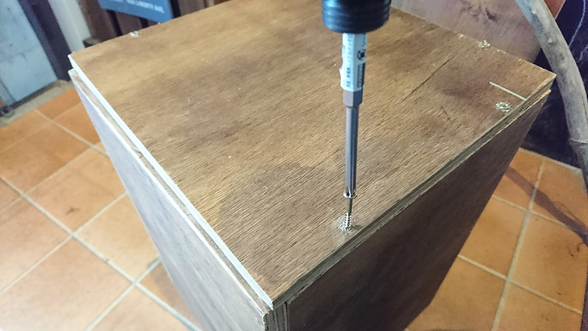 底面の板は木ネジで固定