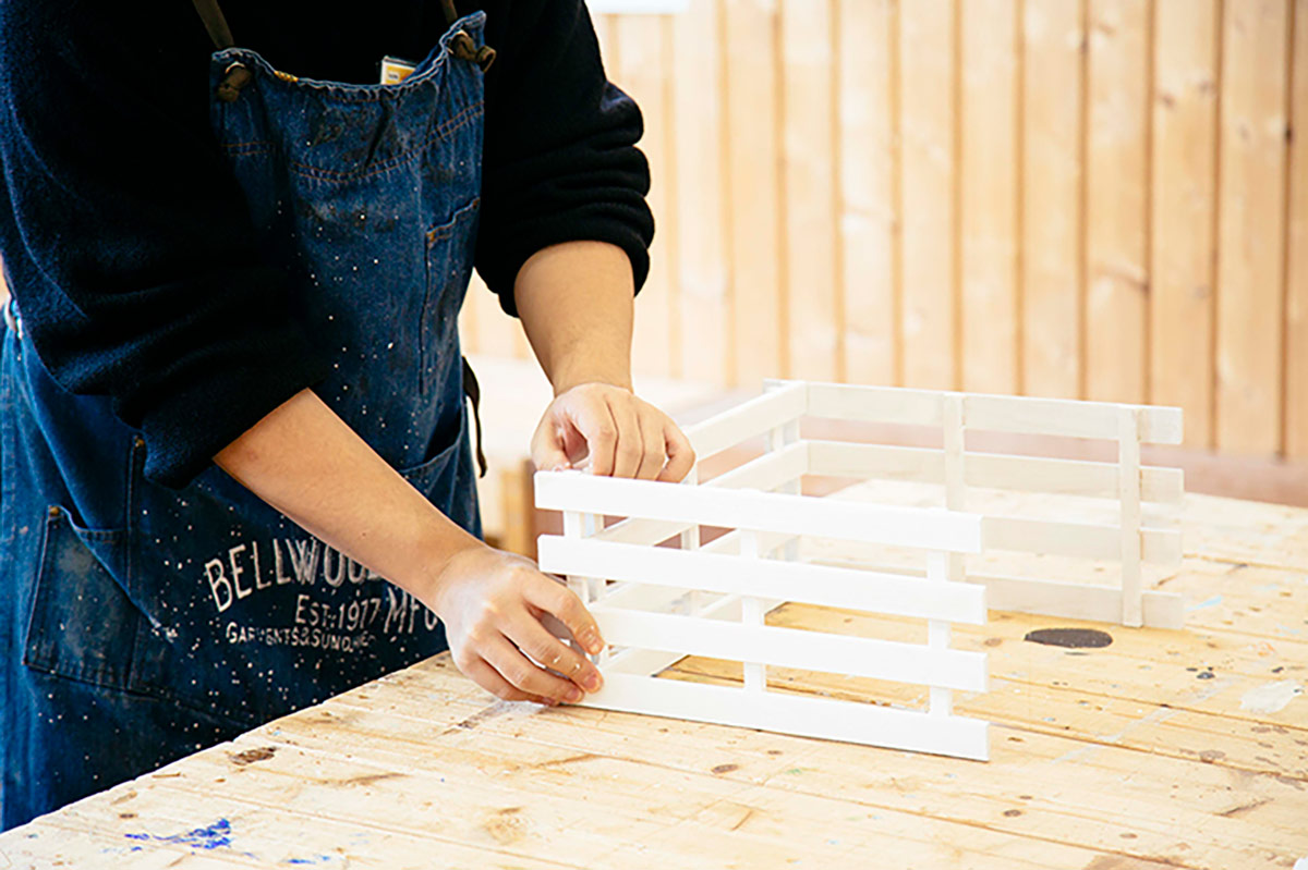 すのこを日の字型に組み立てる