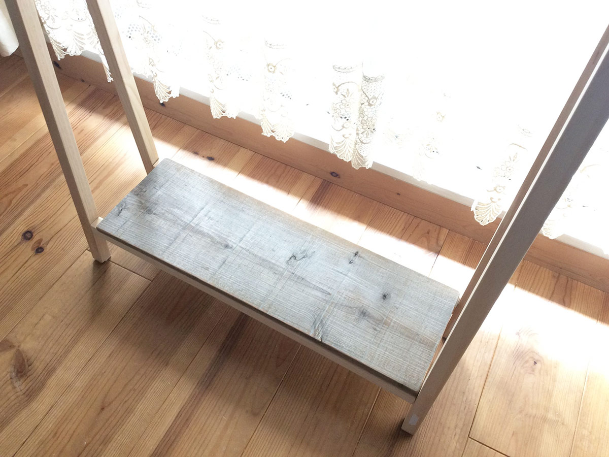 杉古材をラックにのせる