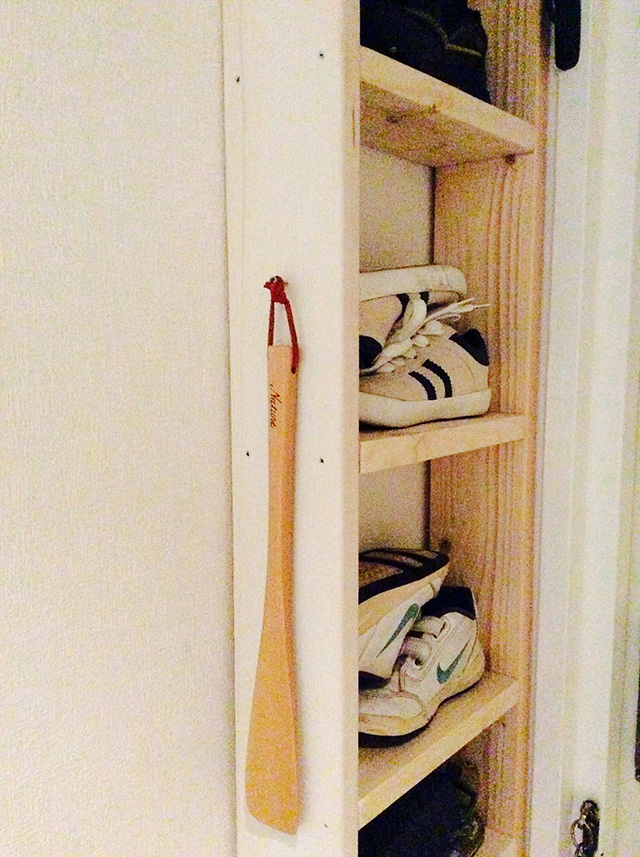 靴べらをかける