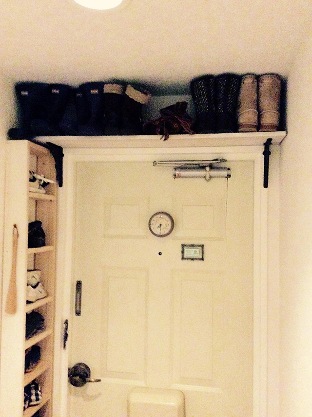 玄関ドアの上にも収納