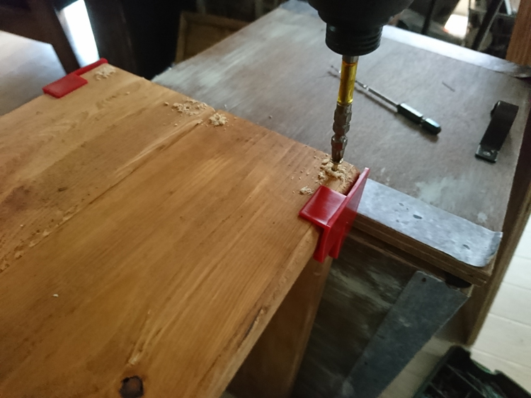 ドリルビットで穴をあける