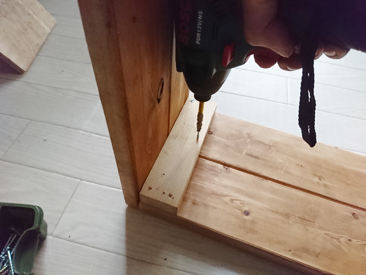 ボックスの内側から固定