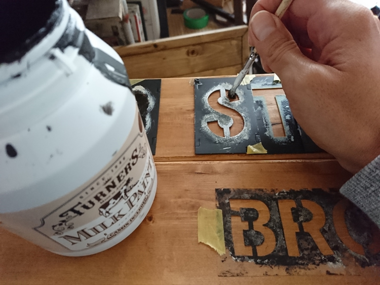 側面にステンシル