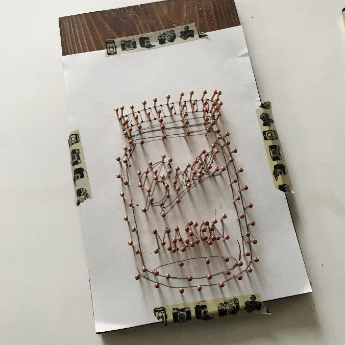 下絵に沿って釘を打ち付ける