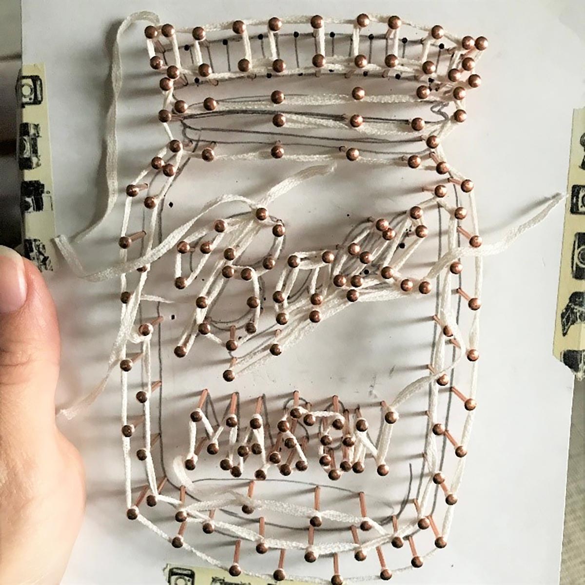 糸を釘頭に巻きつける