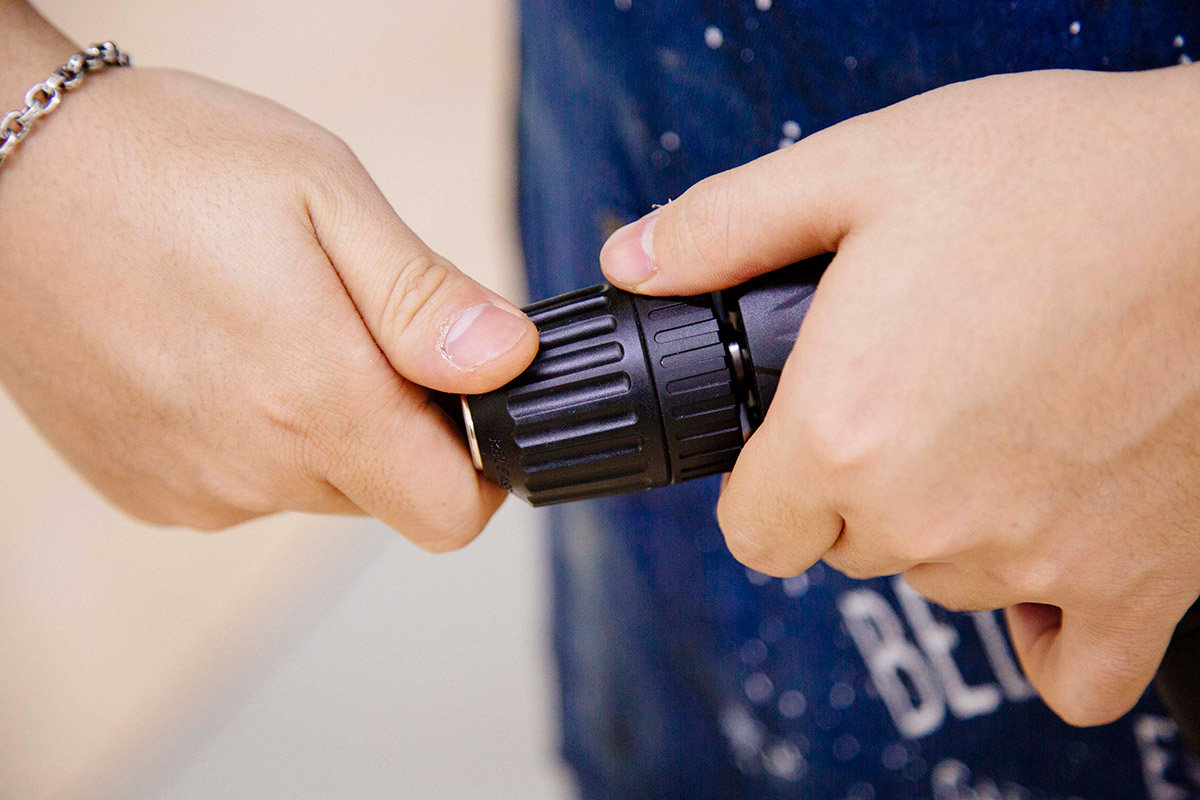 ドライバーを固定する先端のパーツをゆるめる