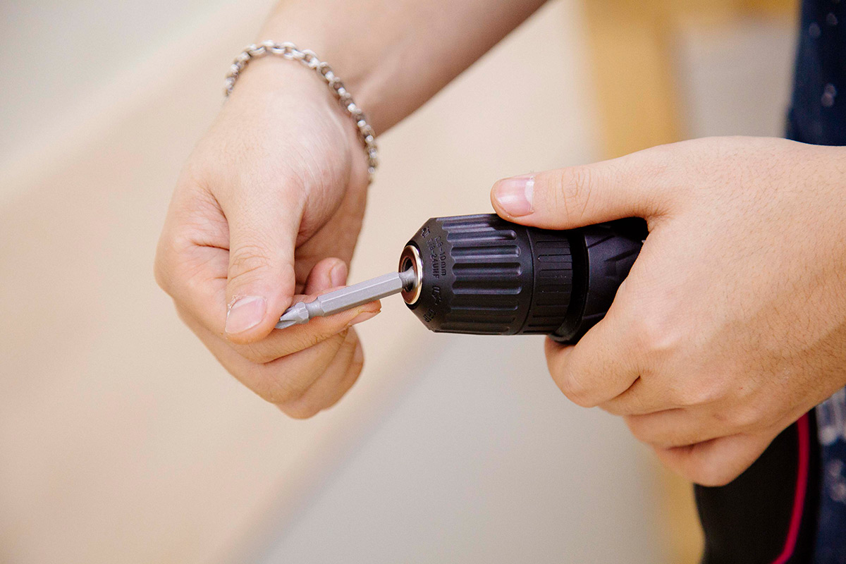 パーツを穴に差し込む