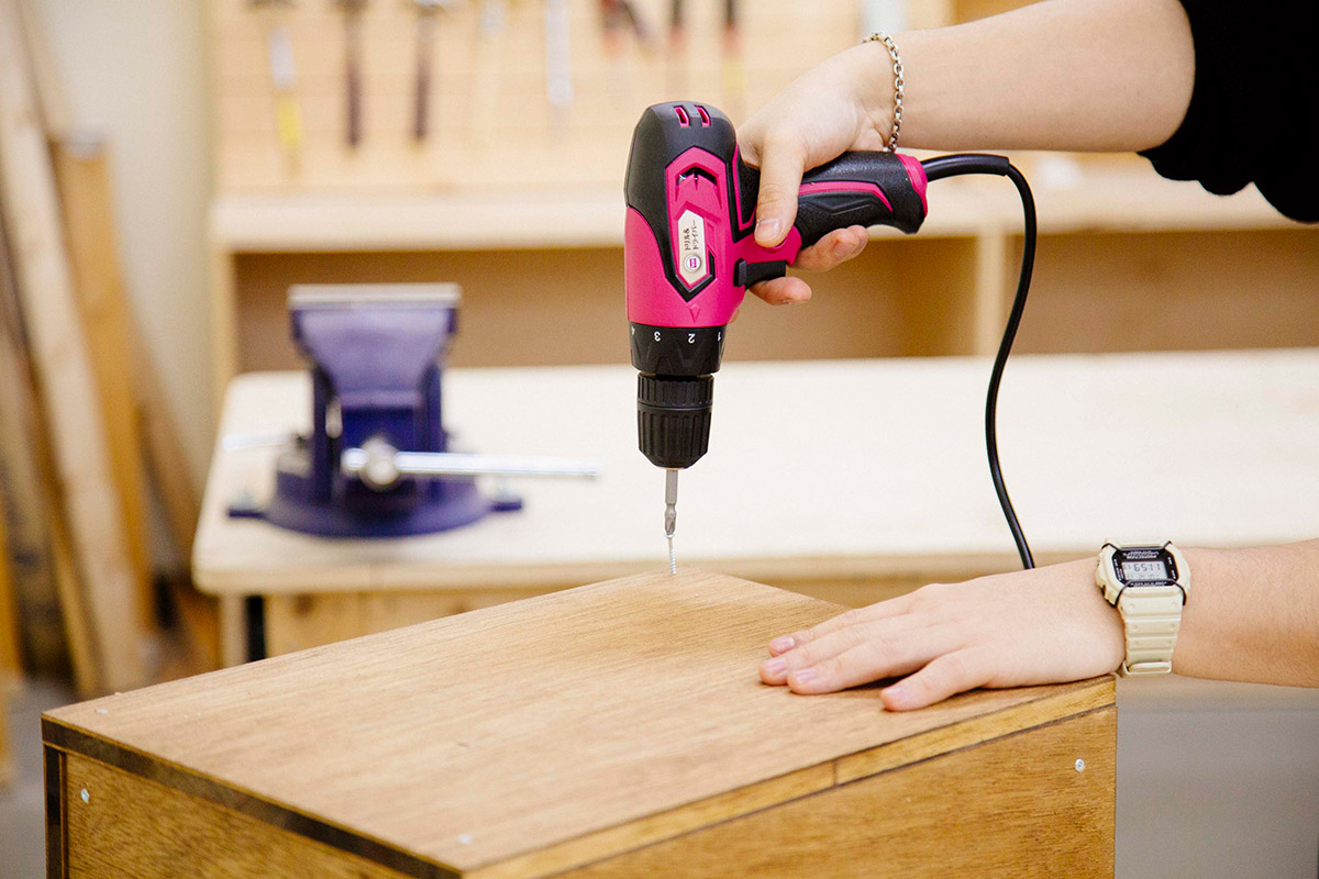 四隅をネジ止め