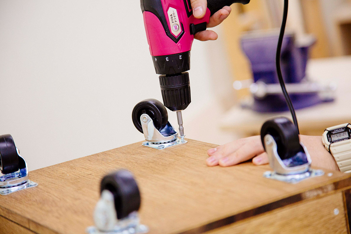 キャスターを取り付ける