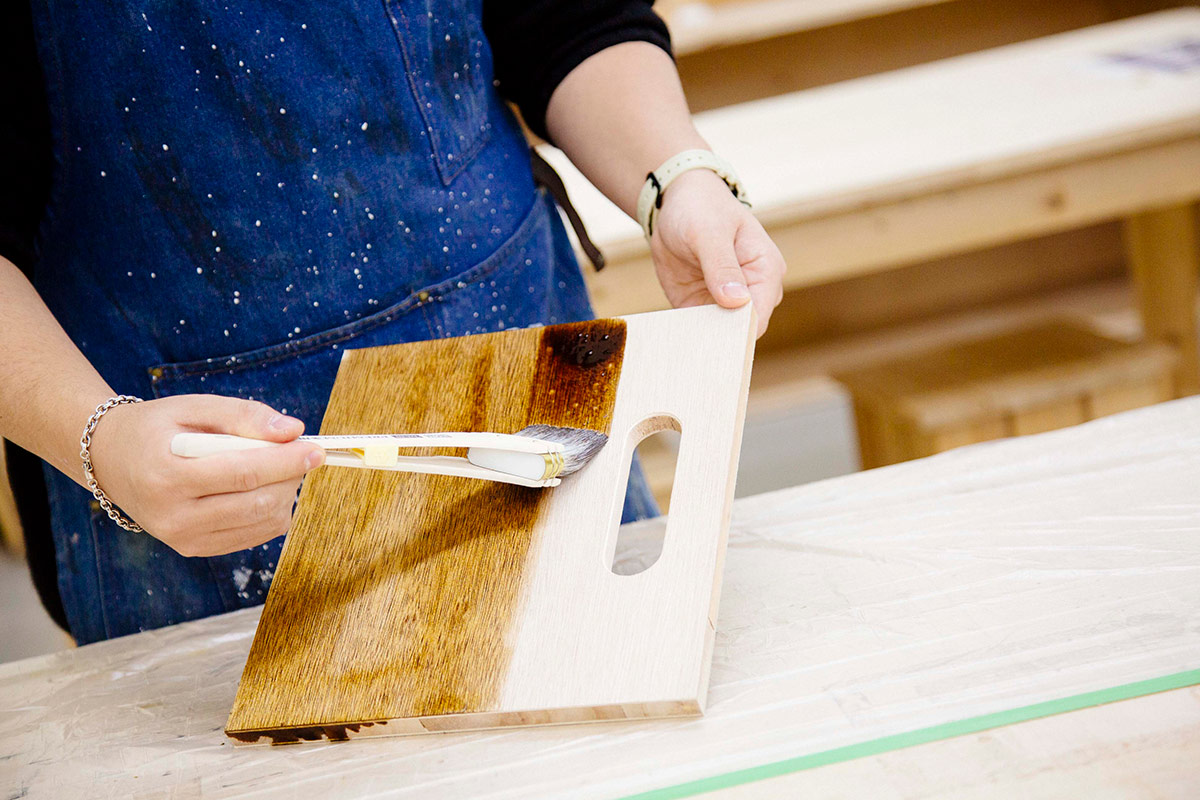 木材を塗装する