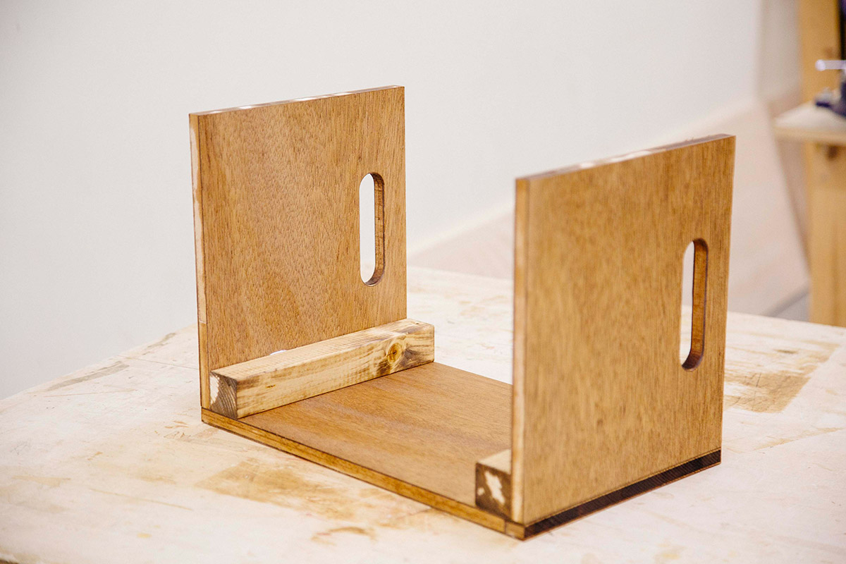 それぞれ所定の位置で仮止めする