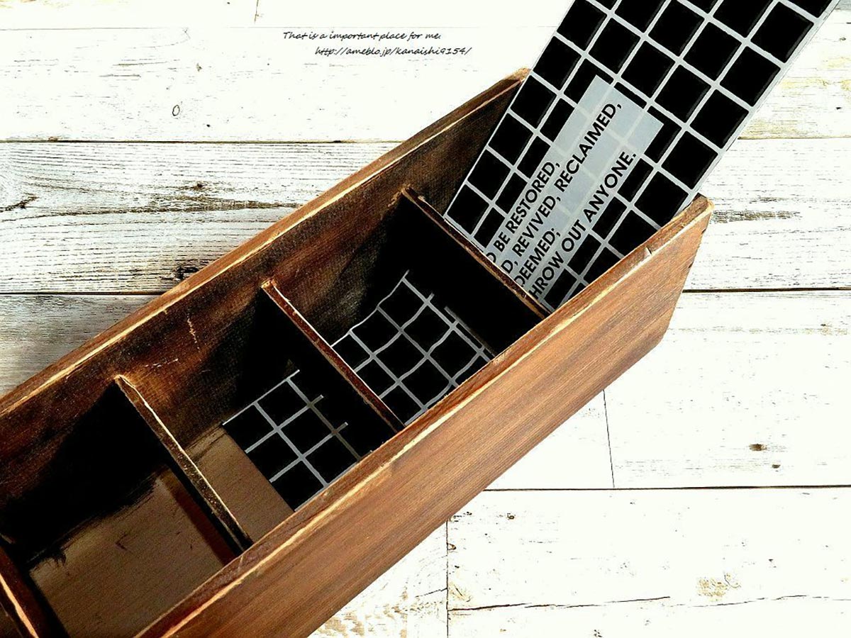 背面に滑り込ませる