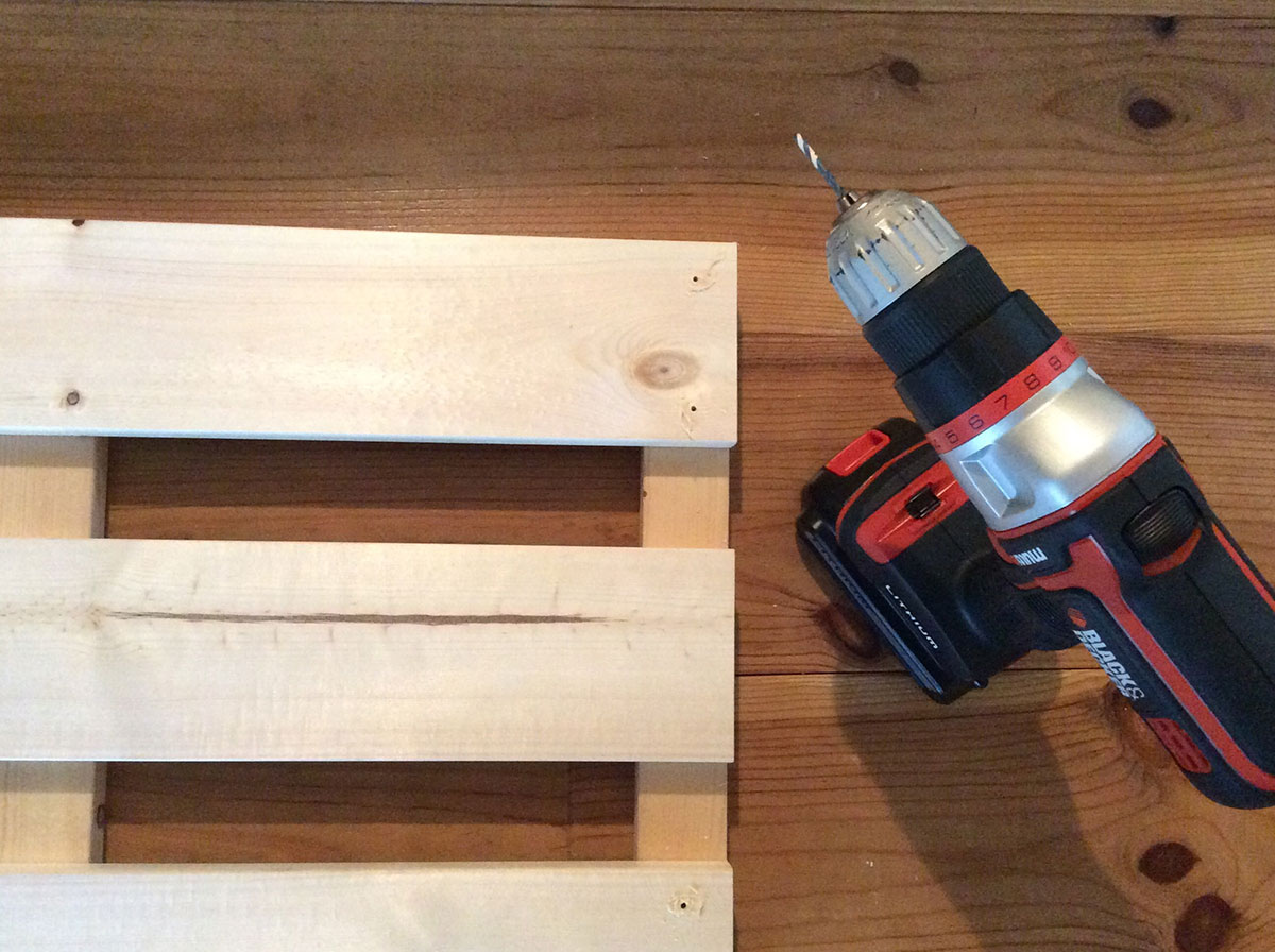 下穴を開けてビスを打つ