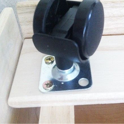 キャスターを取り付ける