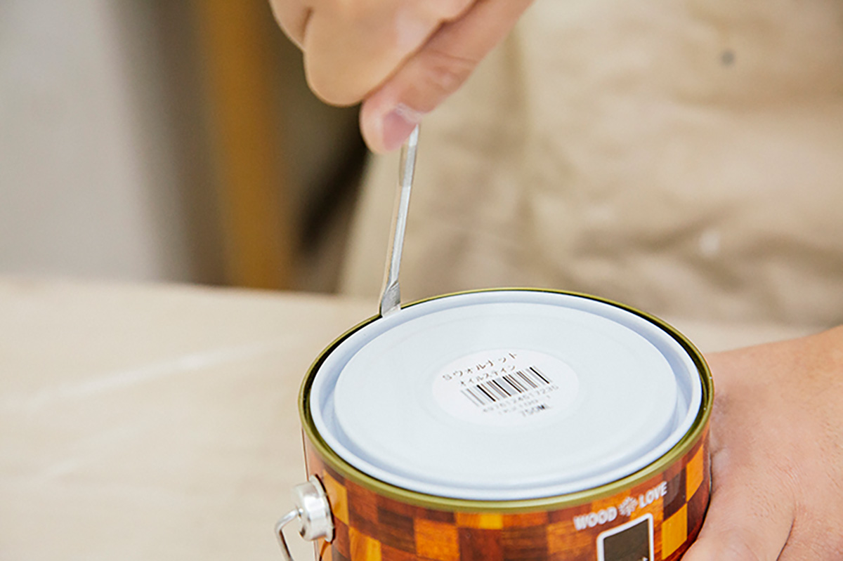 塗料缶の蓋を開ける