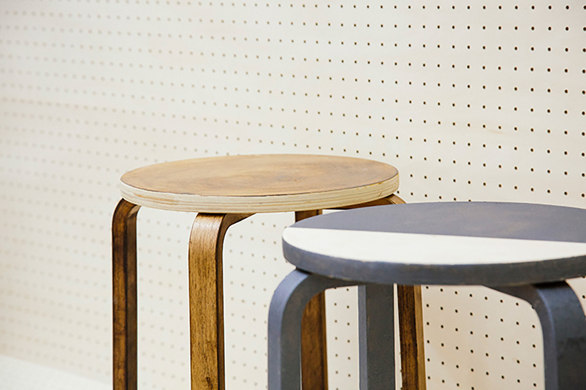 リメイクしたスツールを並べる