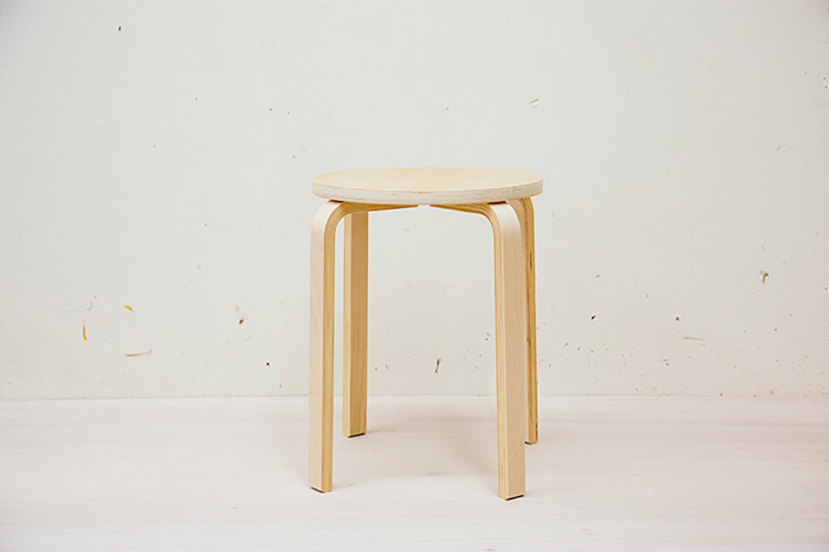 シンプルなスツール