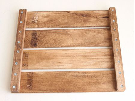 ねじで固定し色塗り