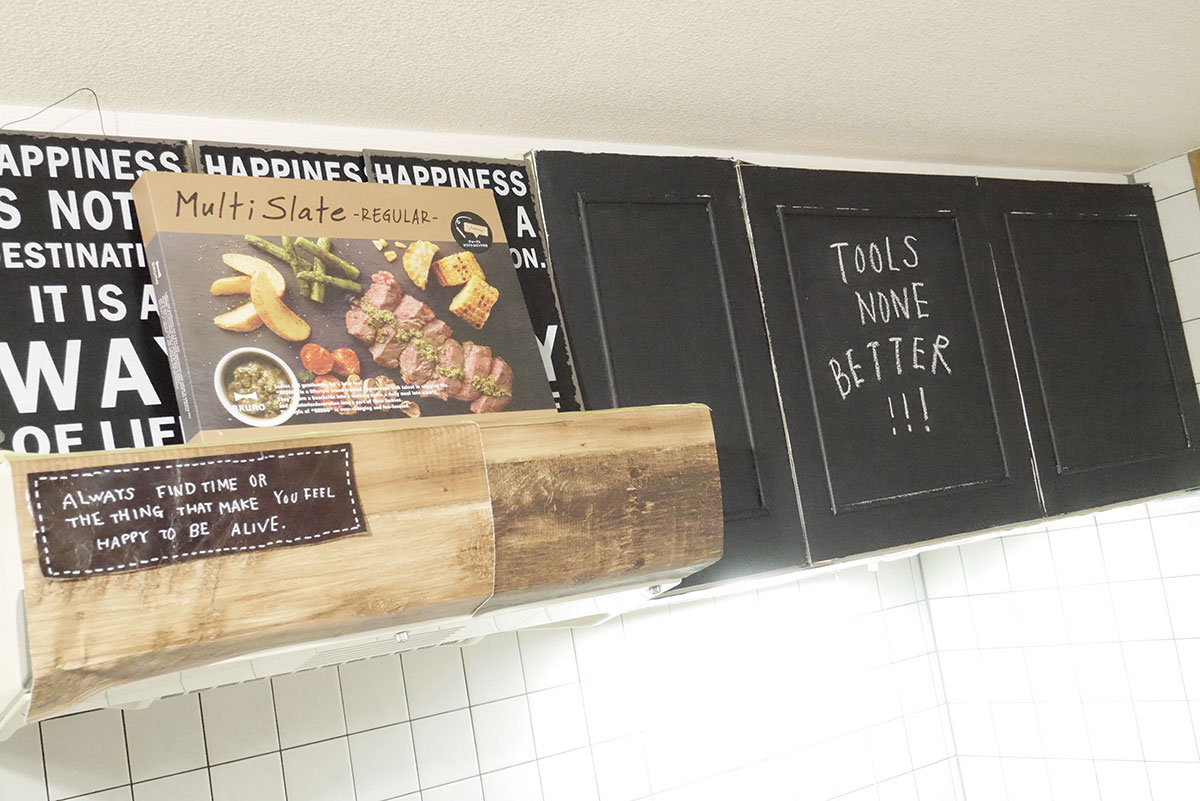 棚,チョーク,落書き,革タグ