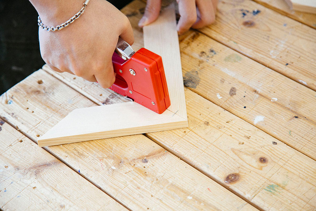 タッカーで木材を固定する